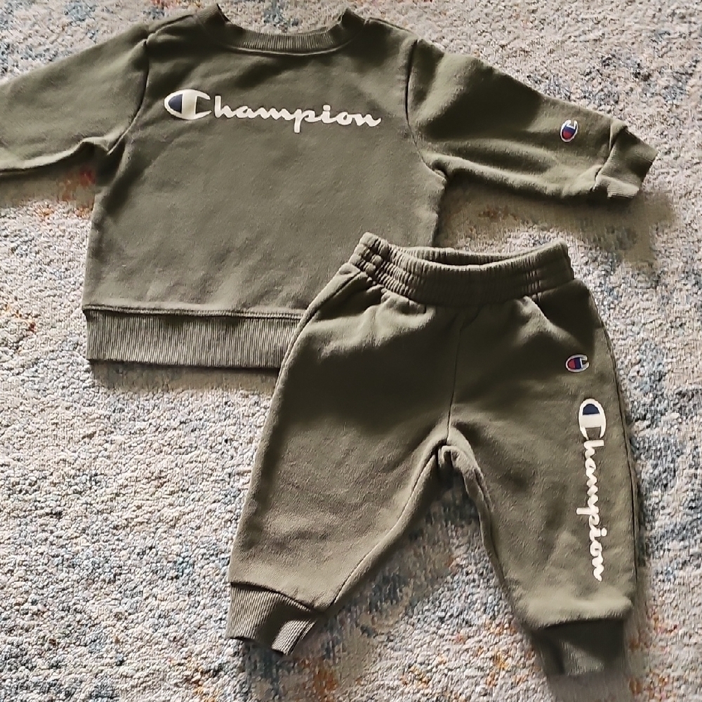 Champion Sweatshirt & Pants Set
